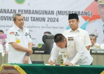 Bupati Rohil, Afrizal Sintong menandatangani pakta integritas pembangunan saat menghadiri dalam agenda musyawarah rencana pembangunan Provinsi Riau disaksikan Gubernur Riau H Syansuar dan Ketua DPRD Riau di Pekanbaru (5/04/23)