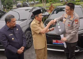 Gubri Serahkan 7 Unit Mobil Listrik untuk Kendaraan Dinas Forkopimda Riau