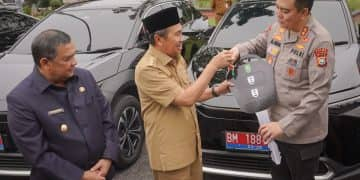 Gubri Serahkan 7 Unit Mobil Listrik untuk Kendaraan Dinas Forkopimda Riau