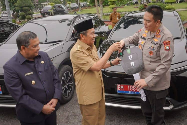 Gubri Serahkan 7 Unit Mobil Listrik untuk Kendaraan Dinas Forkopimda Riau