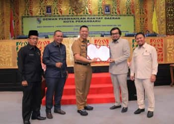 DPRD Pekanbaru Sahkan Ranperda Pengelolaan Air Limbah dihadiri oleh Wakil Ketua DPRD Pekanbaru dan Pj Sekdako Pekanbaru beserta jajarannya.