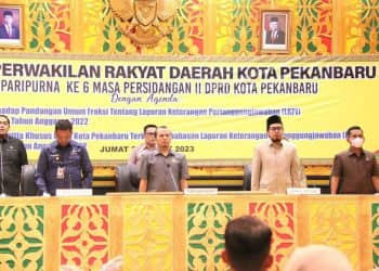 Ketua DPRD Kota Pekanbaru didampingi Wakil Ketua DPRD Kota Pekanbaru membuka rapat paripurna