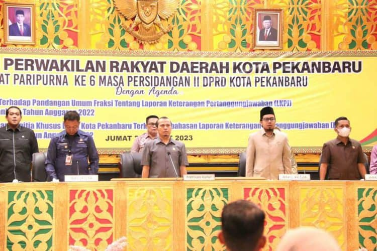 Ketua DPRD Kota Pekanbaru didampingi Wakil Ketua DPRD Kota Pekanbaru membuka rapat paripurna