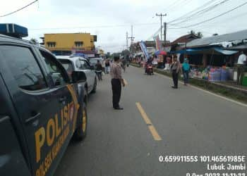 Polsek Kuantan Mudik mengerahkan personel melakukan tugas pengamanan (Pam) pada Pasar Lubuk Jambi dan Arus lalu lintas depan SD 001 pasar Lubuk Jambi kecamatan Kuantan Mudik