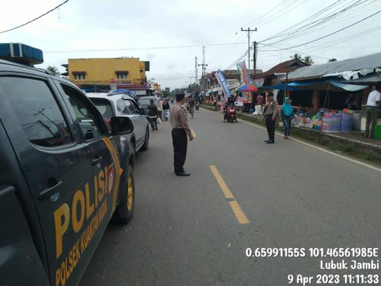 Polsek Kuantan Mudik mengerahkan personel melakukan tugas pengamanan (Pam) pada Pasar Lubuk Jambi dan Arus lalu lintas depan SD 001 pasar Lubuk Jambi kecamatan Kuantan Mudik