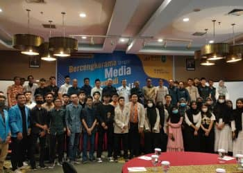 Jajaran pengurus AMSI Riau foto bersama dengan Gubernur Riau Syamsuar, Kadiskominfotik Erisman Yahya dan peserta pelatihan jurnalistik yang digelar di Hotel Khas Pekanbaru.