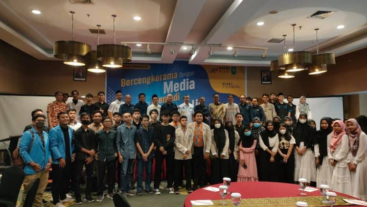 Jajaran pengurus AMSI Riau foto bersama dengan Gubernur Riau Syamsuar, Kadiskominfotik Erisman Yahya dan peserta pelatihan jurnalistik yang digelar di Hotel Khas Pekanbaru.