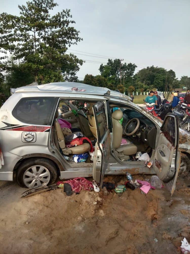 Mobil Avanza  BM 1694 QK yang dikemudikan Janawir ringsek setelah mengalami kecelakaan di Jalan Kubang Raya KM 4 Desa Kubang Jaya, Kecamatan Siak Hulu.