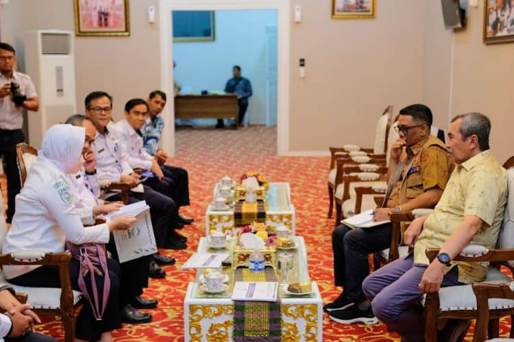 Gubri Terima Audiensi Kepala BMKG Dwikorita Karnawati di Rumah Dinasnya