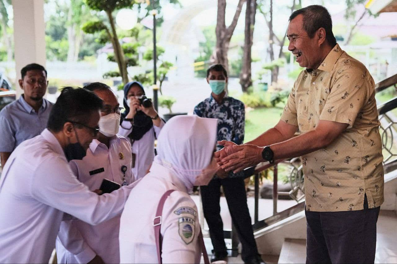 Gubri Terima Audiensi Kepala BMKG Dwikorita Karnawati di Rumah Dinasnya