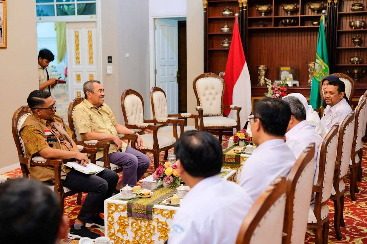 Gubri Terima Audiensi Kepala BMKG Dwikorita Karnawati di Rumah Dinasnya