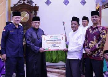 Wagub Riau menyerahkan beberapa bantuan kepada masyarakat dumai dalam agenda safari ramadhan didampingi oleh Dirut BRK Syariah di Kota Dumai (28/3/2023)