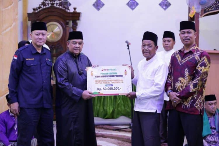 Wagub Riau menyerahkan beberapa bantuan kepada masyarakat dumai dalam agenda safari ramadhan didampingi oleh Dirut BRK Syariah di Kota Dumai (28/3/2023)