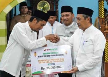 Gubernur Riau menyerahkan bantuan masyarakat pada Safari Ramadhan disupport oleh dana CSR BRK Syariah