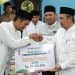 Gubernur Riau menyerahkan bantuan masyarakat pada Safari Ramadhan disupport oleh dana CSR BRK Syariah