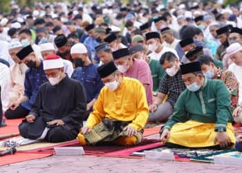 Salat idul fitri halaman kantor gubernur