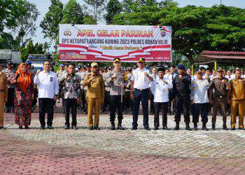 Foto Bersama pada Apel Gelar Pasukan Ops Ketupat Lancang Kuning tahun 2023 dalam rangka pengamanan Hari Raya Idul Fitri 1444 H, Senin (17/4/2023)