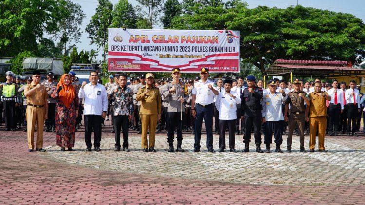 Foto Bersama pada Apel Gelar Pasukan Ops Ketupat Lancang Kuning tahun 2023 dalam rangka pengamanan Hari Raya Idul Fitri 1444 H, Senin (17/4/2023)