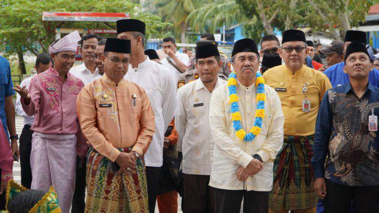 Gubernur Riau, didampingi Sekda Rohil, Launching kartu emoney di  SMAN 1 Bangko, Rohil (31/3/23)