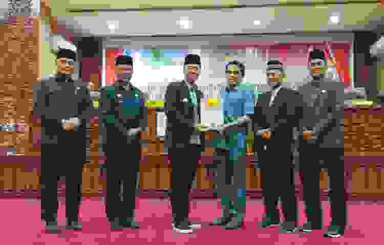 Penyerahan dokumen LKPJ TA 2022 oleh Bupati Rohil kepada Ketua DPRD di Ruang Sidang DPRD Rohil (3 April 2023)