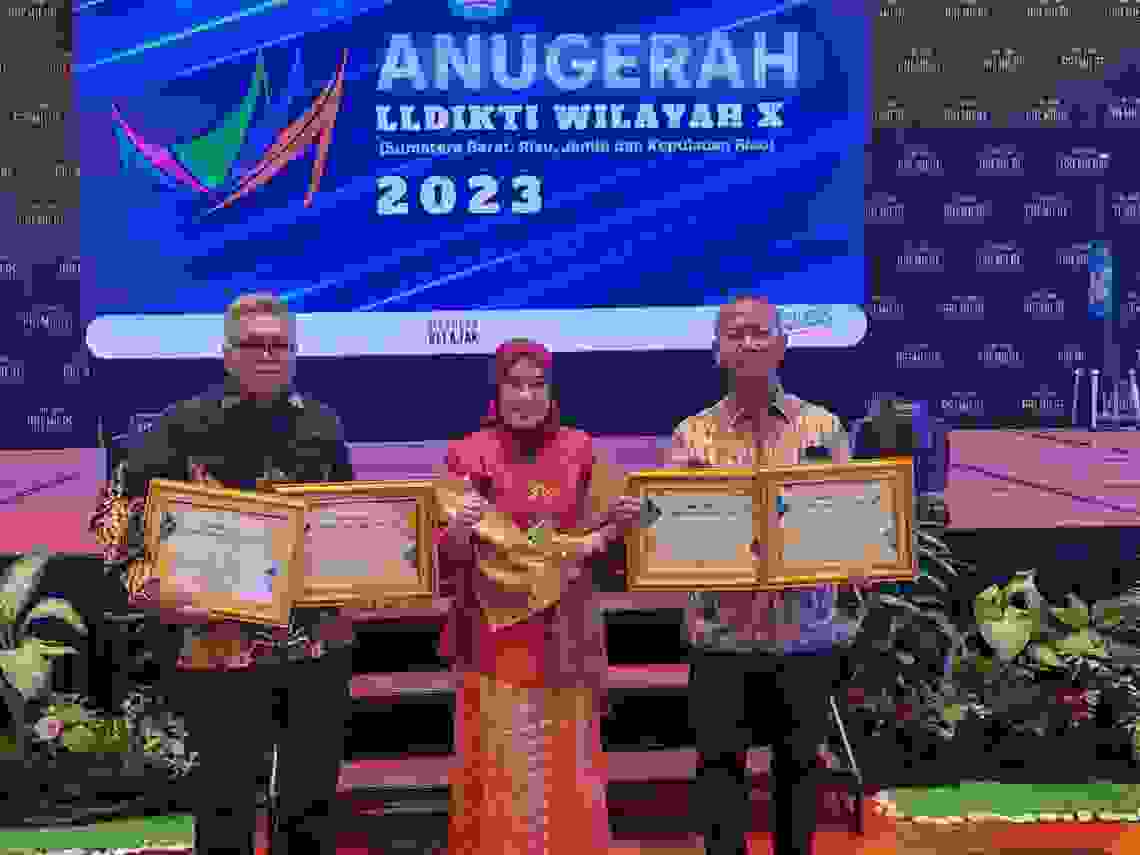 UIR berhasil meraih empat penghargaan sekaligus dalam Anugrah LLDIKTI Wilayah X tahun 2023 yang berlangsung di Hotel The ZHM Premiere Padang, Selasa, (24/05/2023).