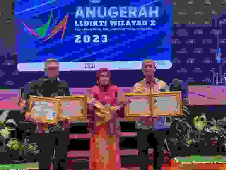 UIR berhasil meraih empat penghargaan sekaligus dalam Anugrah LLDIKTI Wilayah X tahun 2023 yang berlangsung di Hotel The ZHM Premiere Padang, Selasa, (24/05/2023).