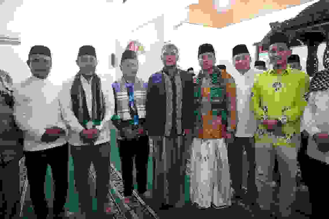 Foto Bersama, Plt Bupati Kuansing bersama  Anasrul, Imam Mesjid yang akan diberangkatkan umroh