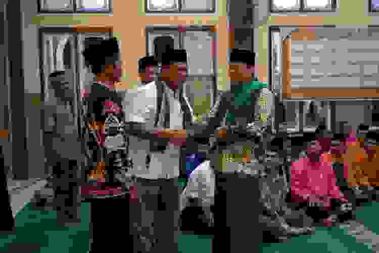 Plt Bupati Kuantan Singingi Drs. H. Suhardiman Amby halal bihalal bersama masyarakat di Mesjid Raya Baiturrohmah Desa Sumber Jaya, Kecamatan Singingi Hilir, Kamis 03 Mei 2023 malam