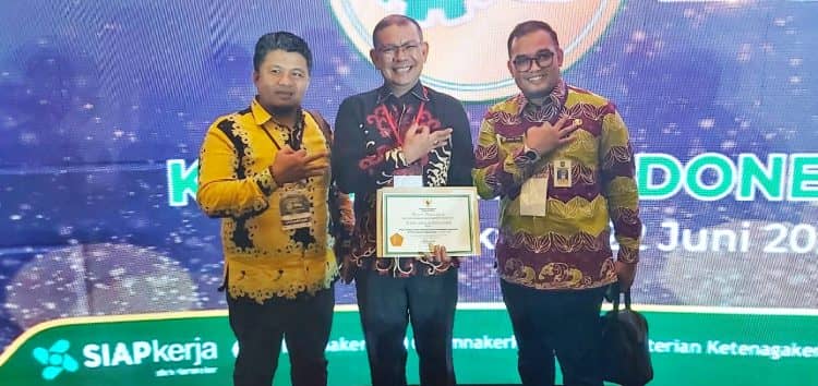 Head of Corporate Affair APRIL Group Ari Gudadi (tengah) berfoto bersama Kepala Dinas Tenaga Kerja Provinsi Riau Imron Rosyadi (kiri) dan Kabid Pengawas Disnaker Rivalino (kanan) usai menerima penghargaan Program Pencegahan dan Penanggulangan HIV-AIDS di Tempat Kerja Tahun 2023.