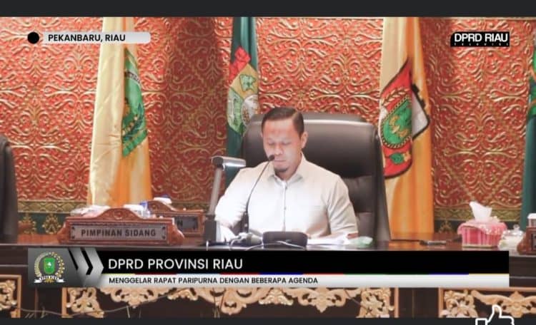 Wakil Ketua DPRD Riau, Agung Nugroho memimpin rapat paripurna