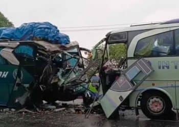 2 Bus Laga Kambing di Rohil, 2 Orang Luka Berat