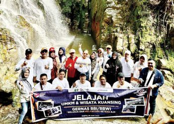 Pihak Dinas Pariwisata dan Kebudayaan Kabupaten Kuantan Singingi bersama Kantor Otoritas Jasa Keuangan (OJK) dan Bank Riau Kepri Syariah (BRKS) foto bersama di air terjun Guruh Gemurai dalam kegiatan touring “Jelajah UMKM dan Wisata Kuansing”