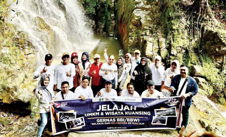 Pihak Dinas Pariwisata dan Kebudayaan Kabupaten Kuantan Singingi bersama Kantor Otoritas Jasa Keuangan (OJK) dan Bank Riau Kepri Syariah (BRKS) foto bersama di air terjun Guruh Gemurai dalam kegiatan touring “Jelajah UMKM dan Wisata Kuansing”