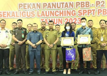 Foto bersama pada acara Pekan Panutan PBB sekaligus Launching SPPT PBB-P2 Tahun 2023 yang dihadiri oleh Walikota Pekanbaru, Muflihun S.STP, M.Ap