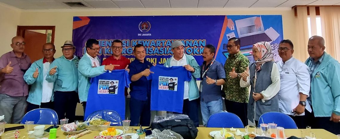 Zulmansyah Sekedang menyerahkan cenderamata kaos 'Bersama-sama Mewujudkan PWI Hebat' kepada Ketua dan Sekretaris PWI DKI Jakarta, Kamis (13/7/2023) siang.