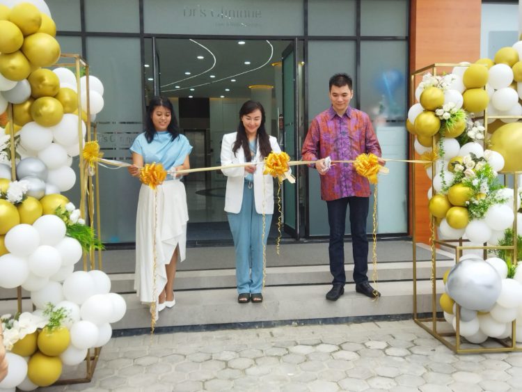 Dr's Clinique memanjakan pasiennya dengan membanjiri promo di Grand Opening Klinik Kecantikan Drs Clinique Pekanbaru.