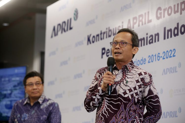 Uka Wikarya, Kepala Grup Kajian Ekonomi Regional dan Kebijakan Sumber Daya Negeri LPEM FEB Universitas Indonesia bersama Sihol Aritonang, Direktur Utama PT Riau Andalan Pulp and Paper (unit usaha APRIL Group) memaparkan hasil riset LPEM FEB UI terhadap dampak makroekonomi APRIL Group periode 2016-2022, di Jakarta, Kamis (13/7/2023).