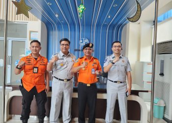 Foto bersama Kepala Jasa Raharja Cabang Riau dengan Kepala Basarnas Pekanbaru pada kunjungan di kantor Jasa Raharja Cabang Riau, Selasa 18 Juli 2023