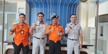 Foto bersama Kepala Jasa Raharja Cabang Riau dengan Kepala Basarnas Pekanbaru pada kunjungan di kantor Jasa Raharja Cabang Riau, Selasa 18 Juli 2023