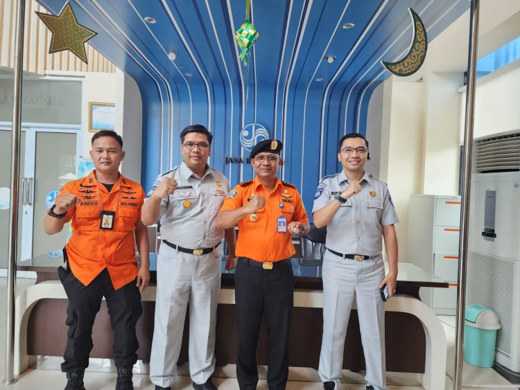 Foto bersama Kepala Jasa Raharja Cabang Riau dengan Kepala Basarnas Pekanbaru pada kunjungan di kantor Jasa Raharja Cabang Riau, Selasa 18 Juli 2023