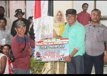 Kalaksa BPBD Kuansing serahkan hadiah kepada pemenang pacu jalur