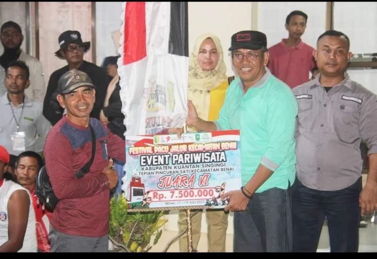 Kalaksa BPBD Kuansing serahkan hadiah kepada pemenang pacu jalur