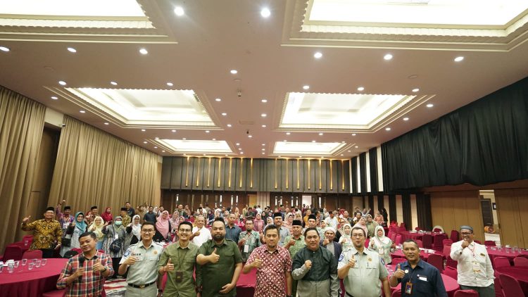 Foto bersama pada kegiatan Sosialisasi kepada Tenaga Pengajar dalam Koordinasi Kepala Sekolah, di Hotel Furaya Pekanbaru (22/07/23)