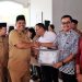 Stakeholder Relation Manager RAPP Syamsuriya menerima sertifikat penghargaan Perusahaan Peduli Stunting dari Bupati Siak H. Alfedri.