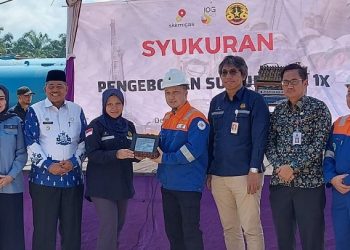 Direktur BSP, Iskandar (tengah) didampingi GM BSP Ridwan (kanan), bersama Kepala SKK Migas Sumbagut Rikky Rahmat Firdaus (ketiga kanan) dalam sebuah kegiatan. Foto: Istimewa