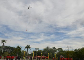 Aksi Water Boombing Helicopter Arara Abadi-APP Sinar Mas pada Apel Siaga di Siak (11/07/23)