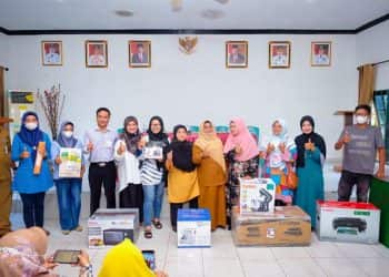 Sebanyak 339 pelaku usaha mikro kecil dan menengah (UMKM) di Tanjungpinang akan menerima bantuan peralatan kebutuhan usaha dari dana tanggung jawab sosial atau Corporate Social Responsibility (CSR) Bank Riau Kepri (BRK) Syariah
Foto : Humas Pemko Tanjungpinang