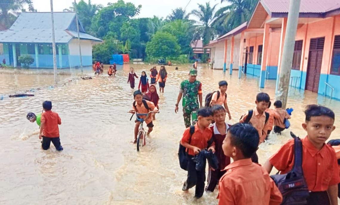 Akibat banjir, siswa sekolah dasar di pulangkan