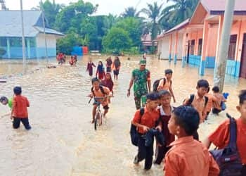 Akibat banjir, siswa sekolah dasar di pulangkan