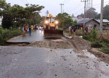 Ruas jalan Propinsi di surau gading yang amblas mulai dilakukan perbaikan